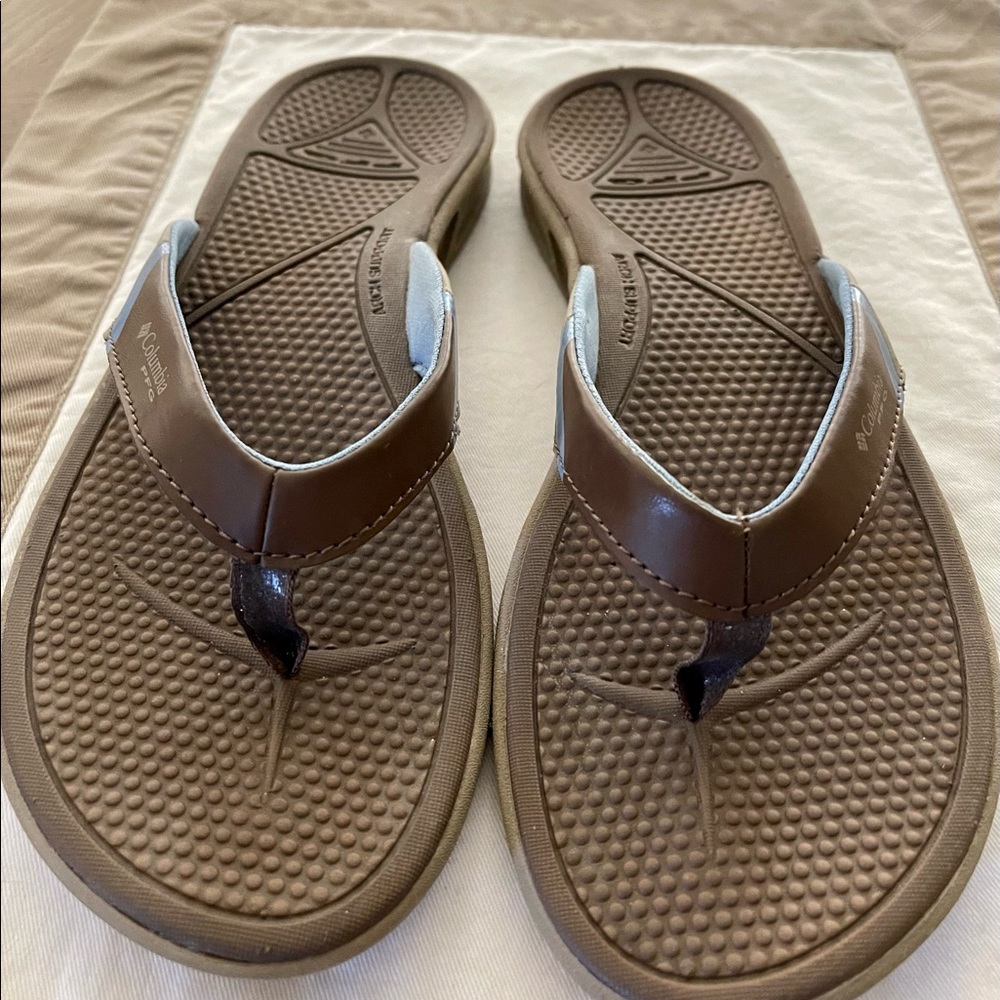 LIKE NEW Columbia very comfy flip flop sandals.